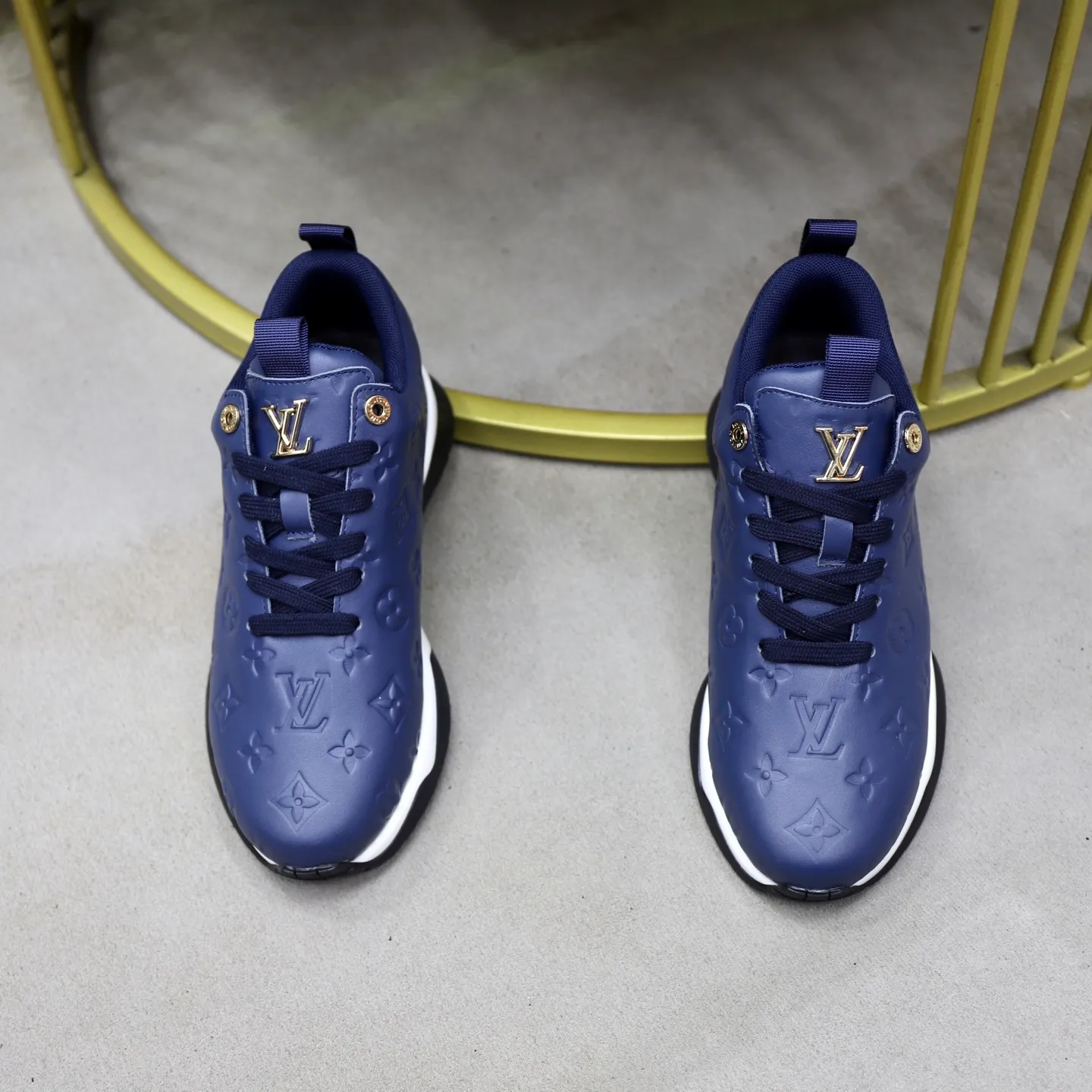 Factory price: 520💰【LV】Louis Vuitton is a high-end brand of men's shoes, new models on the market, top luxury brand, the latest fashionable casual men's shoes, trendy and versatile style, relaxed and sporty style, calfskin upper and ultra-fine workmanship. The original personalized fashionable rubber wear-resistant outsole is light and comfortable on the foot. Code number: 39-44 (45, 46 customized)